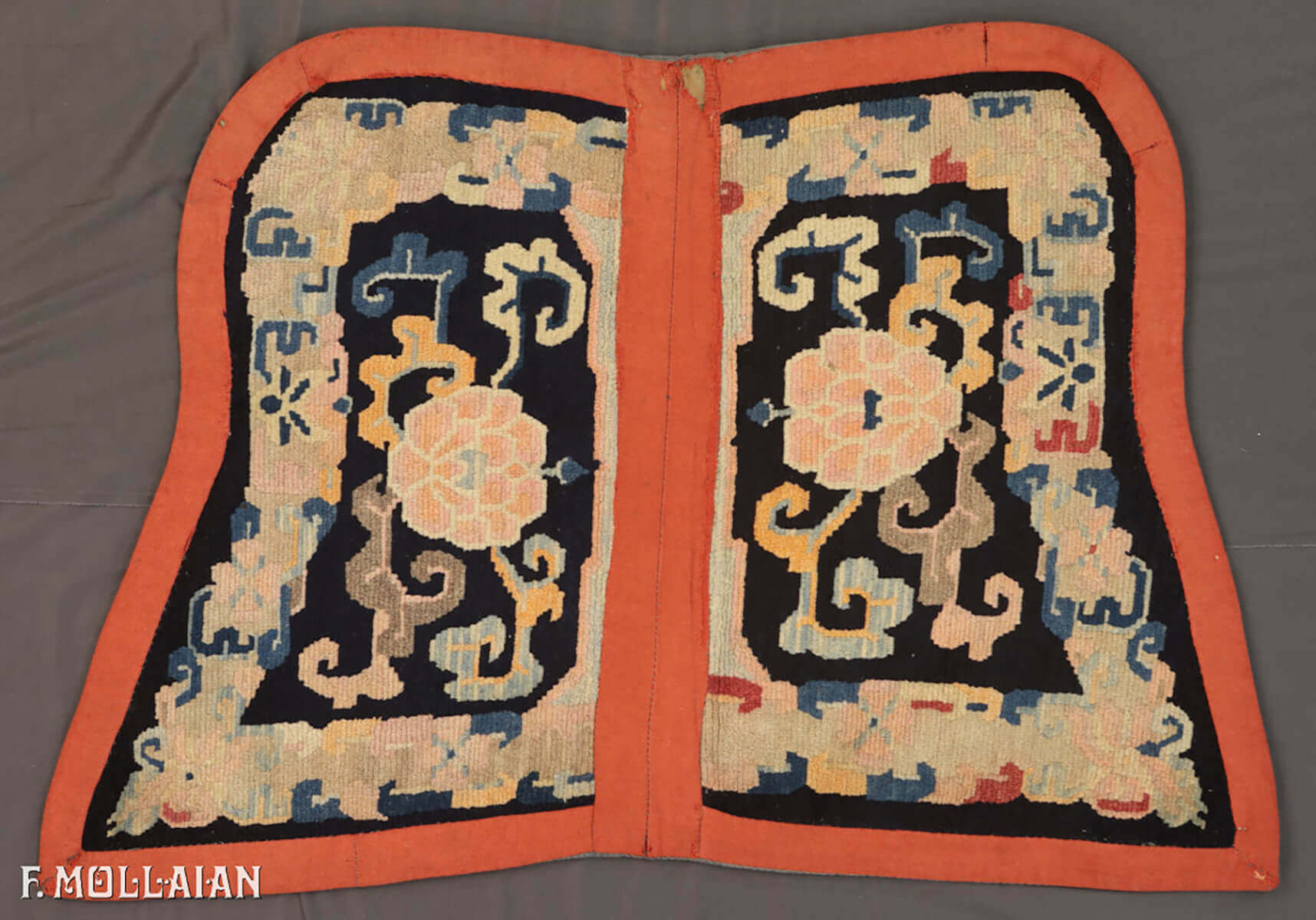 Antique Tibetan Rug n°:93124570